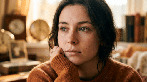 lidé, cítící, že se narodili ve špatné době, mají tři základní potřeby, které jdou za hranice nostalgie. objevte, co je skutečně motivuje a jak najít smysl v současnosti.